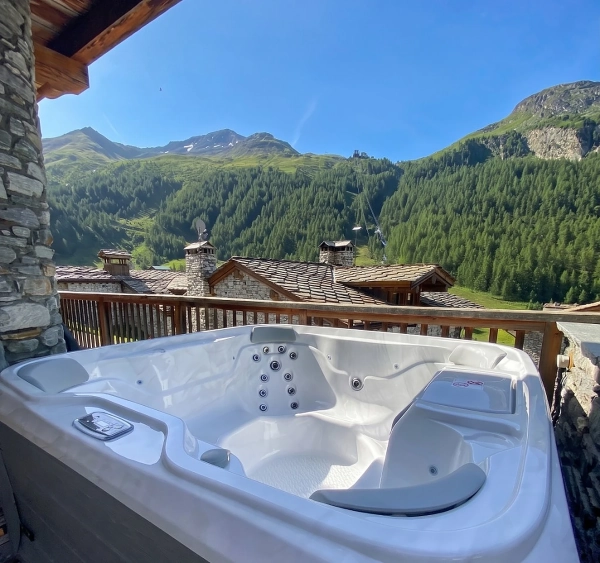 Outdoor jacuzzi on the terrace, floor 1
